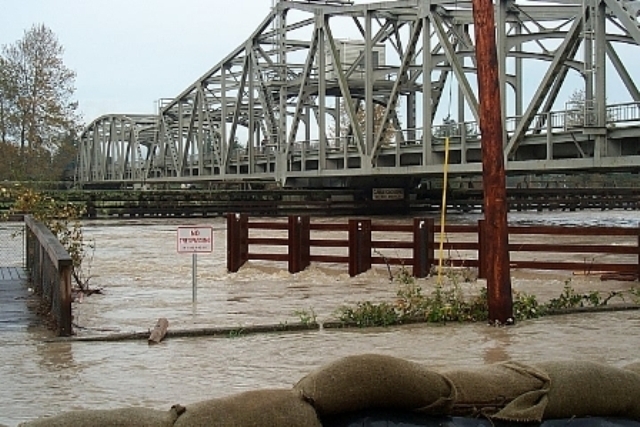 2003 flood picture of Division Street Bridge